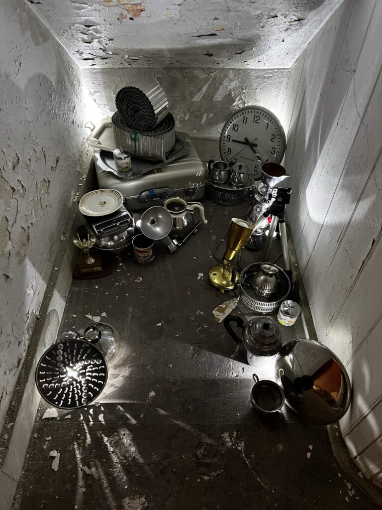 Installation of instruments in a narrow room